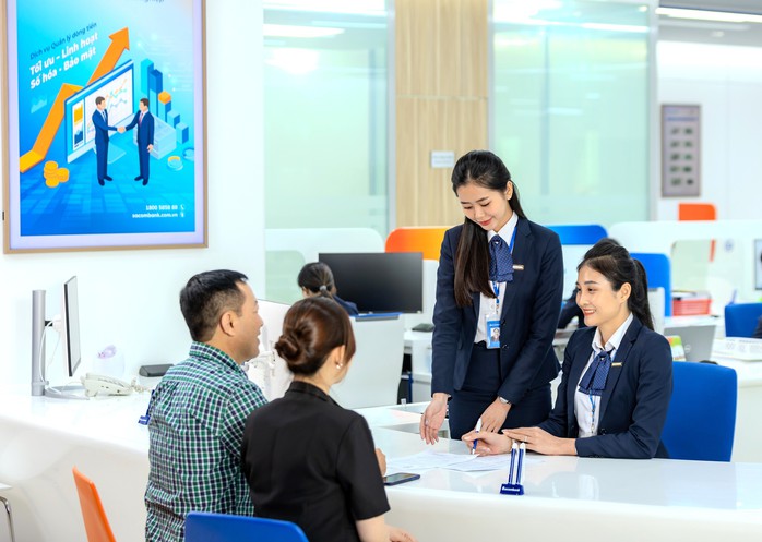Khách hàng tìm hiểu dịch vụ ngân hàng tại Sacombank Khách hàng tìm hiểu dịch vụ ngân hàng tại Sacombank