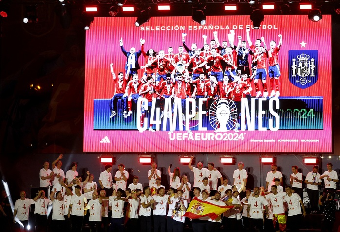 Hoành tráng lễ rước cúp vô địch Euro 2024 của tuyển Tây Ban Nha tại Madrid- Ảnh 7. Hoành tráng lễ rước cúp vô địch Euro 2024 của tuyển Tây Ban Nha tại Madrid- Ảnh 7.
