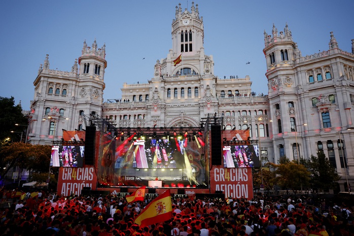 Hoành tráng lễ rước cúp vô địch Euro 2024 của tuyển Tây Ban Nha tại Madrid- Ảnh 5. Hoành tráng lễ rước cúp vô địch Euro 2024 của tuyển Tây Ban Nha tại Madrid- Ảnh 5.