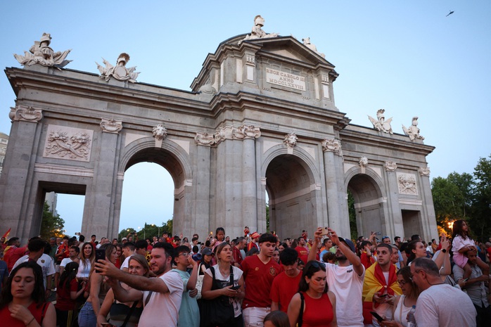 Hoành tráng lễ rước cúp vô địch Euro 2024 của tuyển Tây Ban Nha tại Madrid- Ảnh 10. Hoành tráng lễ rước cúp vô địch Euro 2024 của tuyển Tây Ban Nha tại Madrid- Ảnh 10.