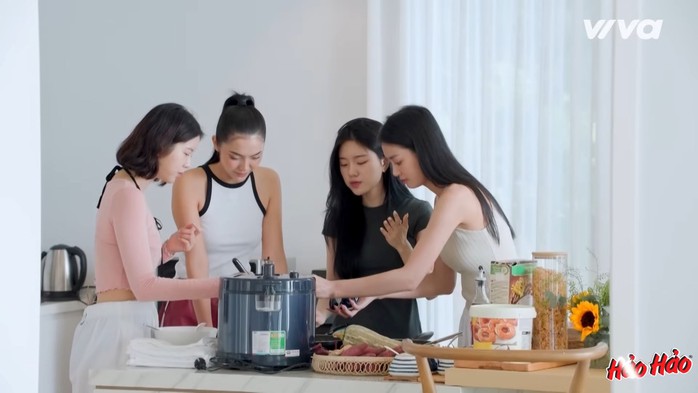 Bị chỉ trích chơi game hẹn hò mà biếng nhác, hoa hậu lên tiếng- Ảnh 4. Bị chỉ trích chơi game hẹn hò mà biếng nhác, hoa hậu lên tiếng- Ảnh 4.