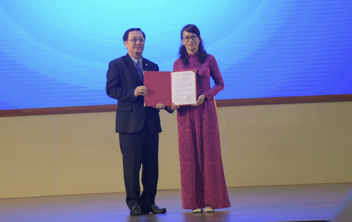 Bổ nhiệm 2 Phó Giám đốc ĐHQG TP HCM, trao quyết định thành lập Trường ĐH Khoa học Sức khỏe- Ảnh 2. Bổ nhiệm 2 Phó Giám đốc ĐHQG TP HCM, trao quyết định thành lập Trường ĐH Khoa học Sức khỏe- Ảnh 2.