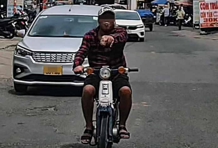 Nam thanh niên "bỗng dưng" đập kính ô tô 7 chỗ ở TP Thủ Đức- Ảnh 1. Nam thanh niên "bỗng dưng" đập kính ô tô 7 chỗ ở TP Thủ Đức- Ảnh 1.