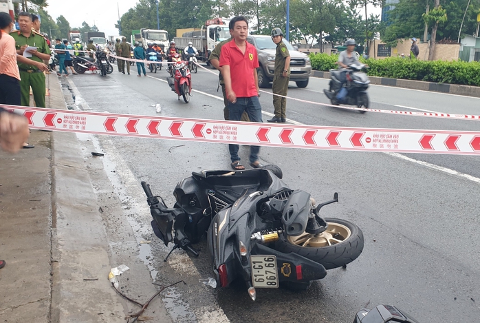 Cha khóc ngất tại hiện trường con trai tử vong do tai nạn giao thông- Ảnh 1. Cha khóc ngất tại hiện trường con trai tử vong do tai nạn giao thông- Ảnh 1.