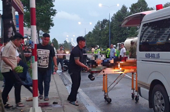 Cha khóc ngất tại hiện trường con trai tử vong do tai nạn giao thông- Ảnh 2. Cha khóc ngất tại hiện trường con trai tử vong do tai nạn giao thông- Ảnh 2.