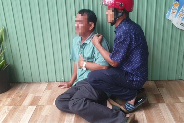Cha khóc ngất tại hiện trường con trai tử vong do tai nạn giao thông- Ảnh 3. Cha khóc ngất tại hiện trường con trai tử vong do tai nạn giao thông- Ảnh 3.