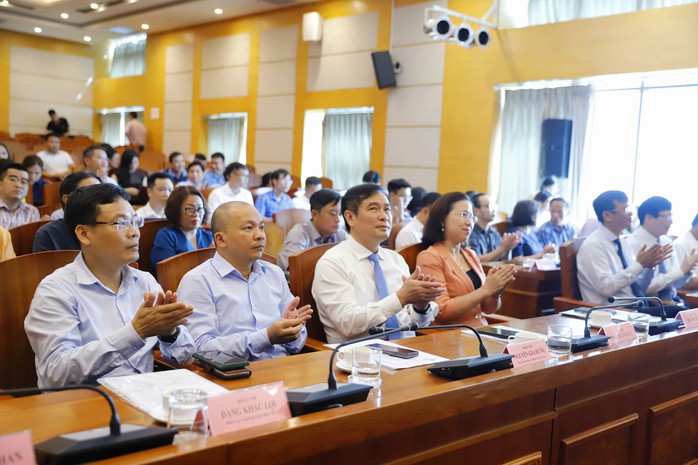 50 triệu đồng cho giải A Giải báo chí về "Nông nghiệp, nông dân, nông thôn Việt Nam"- Ảnh 1. 50 triệu đồng cho giải A Giải báo chí về "Nông nghiệp, nông dân, nông thôn Việt Nam"- Ảnh 1.