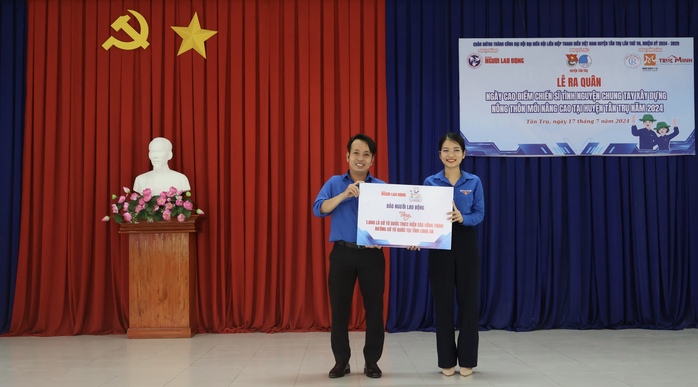 Trao 1.000 lá cờ Tổ quốc xây dựng nông thôn mới tại Long An- Ảnh 2. Trao 1.000 lá cờ Tổ quốc xây dựng nông thôn mới tại Long An- Ảnh 2.