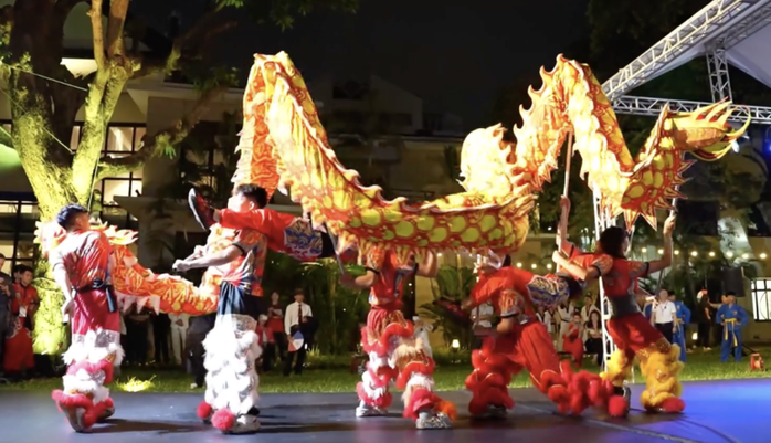 Ấn tượng võ thuật Việt tại lễ kỷ niệm Quốc khánh Cộng hòa Pháp- Ảnh 2. Ấn tượng võ thuật Việt tại lễ kỷ niệm Quốc khánh Cộng hòa Pháp- Ảnh 2.