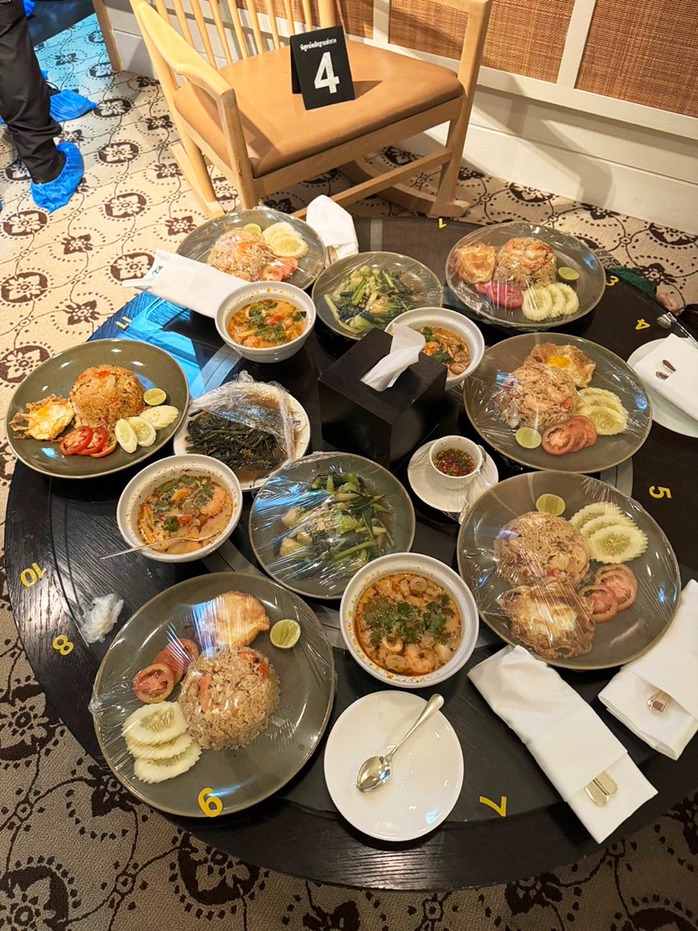 Bàn đồ ăn trong phòng 502, nơi có 6 người tử vong. Ảnh: Khaosod Bàn đồ ăn trong phòng 502, nơi có 6 người tử vong. Ảnh: Khaosod