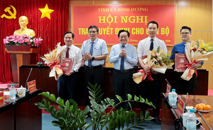 Bình Dương điều động, bổ nhiệm nhiều cán bộ- Ảnh 1. Bình Dương điều động, bổ nhiệm nhiều cán bộ- Ảnh 1.