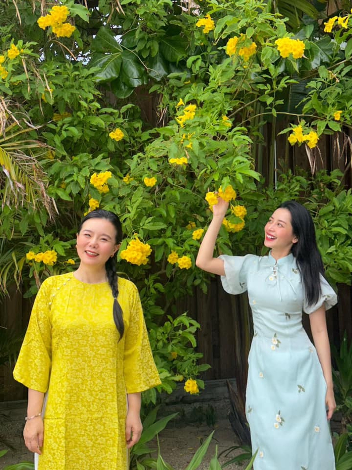 Chi Pu và danh ca Trung Quốc khoe dáng với áo dài- Ảnh 2. Chi Pu và danh ca Trung Quốc khoe dáng với áo dài- Ảnh 2.