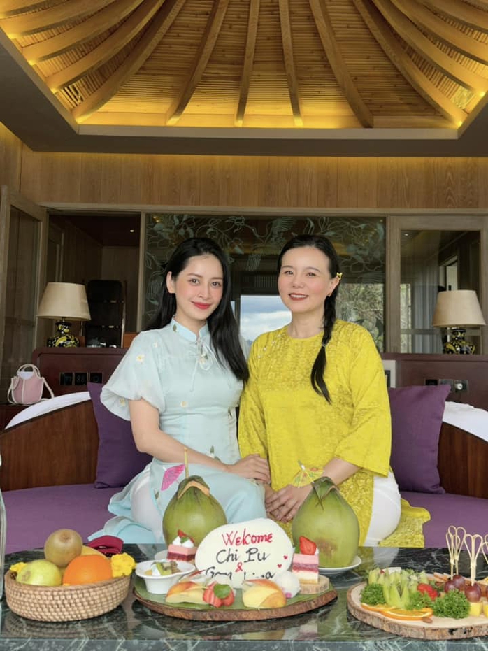 Chi Pu và danh ca Trung Quốc khoe dáng với áo dài- Ảnh 1. Chi Pu và danh ca Trung Quốc khoe dáng với áo dài- Ảnh 1.