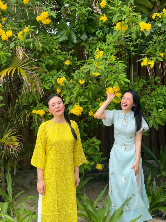 Chi Pu và danh ca Trung Quốc khoe dáng với áo dài- Ảnh 3. Chi Pu và danh ca Trung Quốc khoe dáng với áo dài- Ảnh 3.