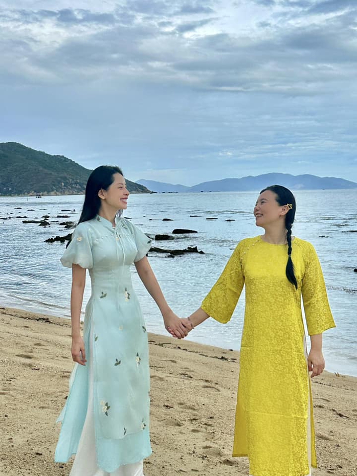 Chi Pu và danh ca Trung Quốc khoe dáng với áo dài- Ảnh 4. Chi Pu và danh ca Trung Quốc khoe dáng với áo dài- Ảnh 4.