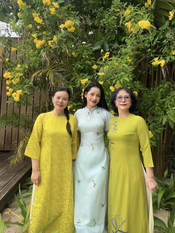 Chi Pu và danh ca Trung Quốc khoe dáng với áo dài- Ảnh 5. Chi Pu và danh ca Trung Quốc khoe dáng với áo dài- Ảnh 5.