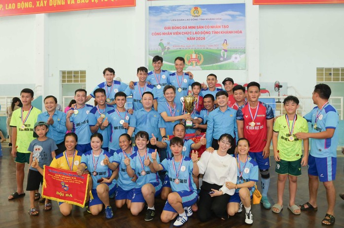 Sôi nổi Giải Bóng đá CNVC-LĐ Khánh Hòa- Ảnh 1. Sôi nổi Giải Bóng đá CNVC-LĐ Khánh Hòa- Ảnh 1.
