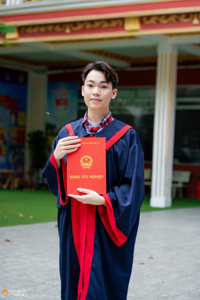 Thủ khoa tốt nghiệp THPT khối C tại TP HCM từng trượt 3 nguyện vọng lớp 10 công lập- Ảnh 1. Thủ khoa tốt nghiệp THPT khối C tại TP HCM từng trượt 3 nguyện vọng lớp 10 công lập- Ảnh 1.