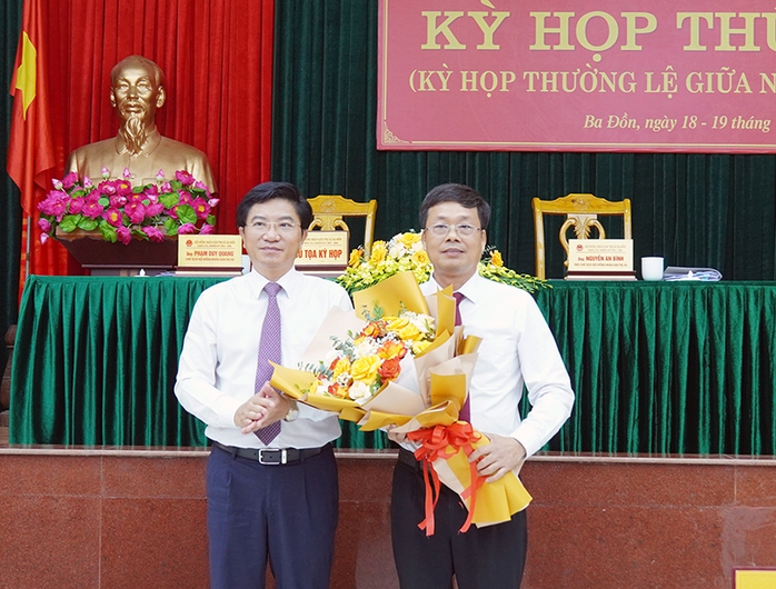 Ông Đinh Thiếu Sơn được bầu giữ chức Chủ tịch UBND thị xã Ba Đồn- Ảnh 1. Ông Đinh Thiếu Sơn được bầu giữ chức Chủ tịch UBND thị xã Ba Đồn- Ảnh 1.