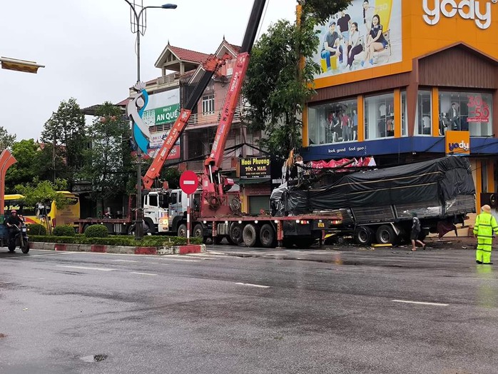 Hàng chục hành khách hoảng loạn sau cú va chạm giữa xe khách và xe tải- Ảnh 2. Hàng chục hành khách hoảng loạn sau cú va chạm giữa xe khách và xe tải- Ảnh 2.
