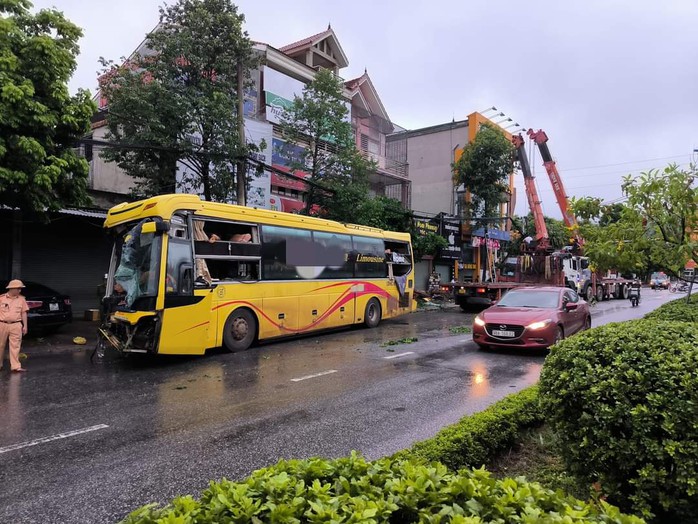 Hàng chục hành khách hoảng loạn sau cú va chạm giữa xe khách và xe tải- Ảnh 1. Hàng chục hành khách hoảng loạn sau cú va chạm giữa xe khách và xe tải- Ảnh 1.