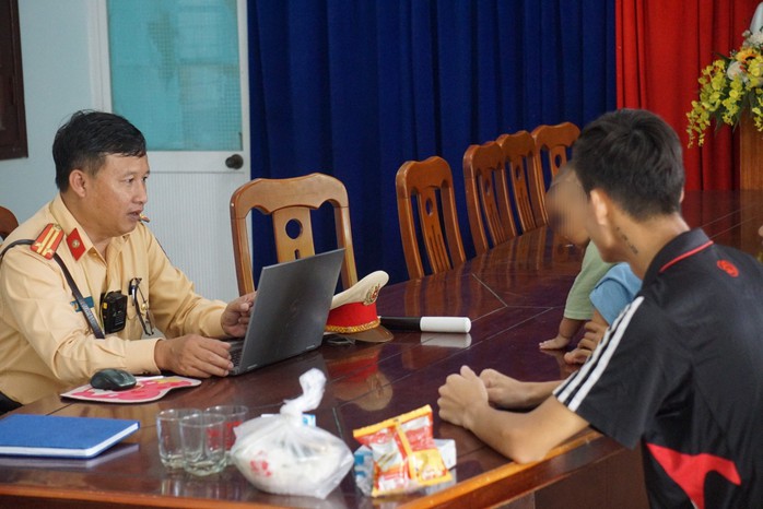 Vợ chồng trẻ ôm con nhỏ đi bộ từ Bình Dương về Tuyên Quang: Chủ thầu hứa trả lại tiền- Ảnh 2. Vợ chồng trẻ ôm con nhỏ đi bộ từ Bình Dương về Tuyên Quang: Chủ thầu hứa trả lại tiền- Ảnh 2.