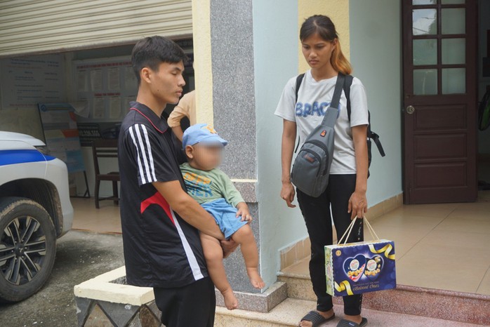 Vợ chồng trẻ ôm con nhỏ đi bộ từ Bình Dương về Tuyên Quang: Chủ thầu hứa trả lại tiền- Ảnh 1. Vợ chồng trẻ ôm con nhỏ đi bộ từ Bình Dương về Tuyên Quang: Chủ thầu hứa trả lại tiền- Ảnh 1.