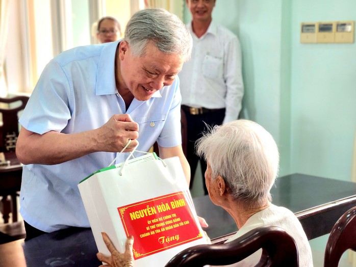 Chánh án TAND Tối cao Nguyễn Hòa Bình tặng quà cho người có công ở Quảng Nam- Ảnh 3. Chánh án TAND Tối cao Nguyễn Hòa Bình tặng quà cho người có công ở Quảng Nam- Ảnh 3.