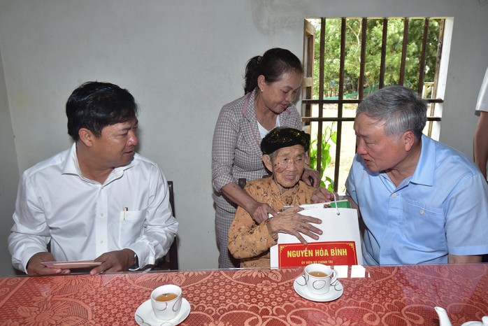 Chánh án TAND Tối cao Nguyễn Hòa Bình tặng quà cho người có công ở Quảng Nam- Ảnh 1. Chánh án TAND Tối cao Nguyễn Hòa Bình tặng quà cho người có công ở Quảng Nam- Ảnh 1.