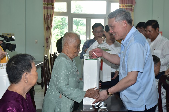 Chánh án TAND Tối cao Nguyễn Hòa Bình tặng quà cho người có công ở Quảng Nam- Ảnh 4. Chánh án TAND Tối cao Nguyễn Hòa Bình tặng quà cho người có công ở Quảng Nam- Ảnh 4.