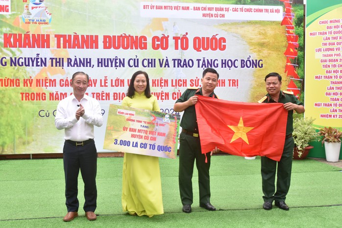 Khánh thành đường cờ Tổ quốc dài nhất TP HCM- Ảnh 3. Khánh thành đường cờ Tổ quốc dài nhất TP HCM- Ảnh 3.