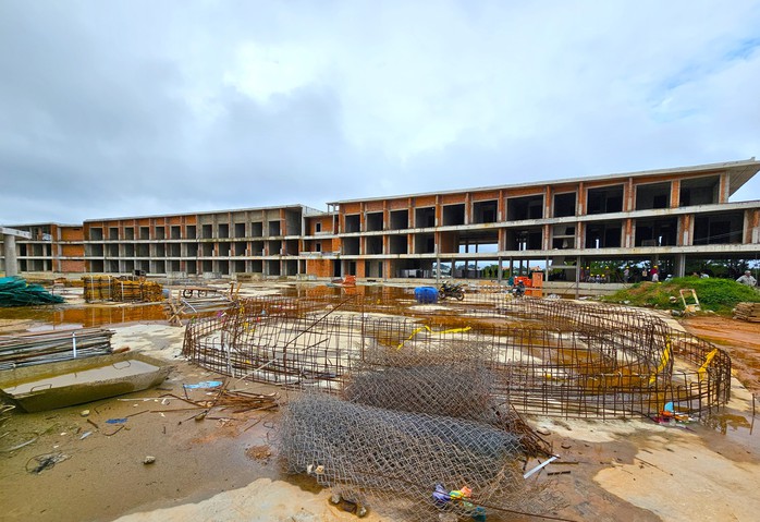 Tòa nhà xây dựng không phép hơn 17.000 m2 trong sân golf Đồi Cù Tòa nhà xây dựng không phép hơn 17.000 m2 trong sân golf Đồi Cù