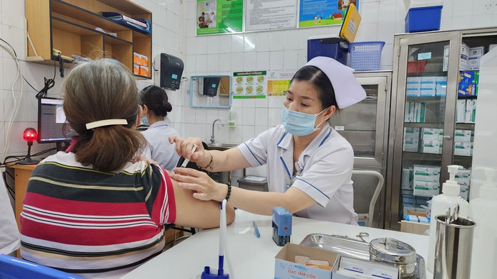 Người dân tiêm vắc-xin phòng bệnh Người dân tiêm vắc-xin phòng bệnh