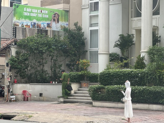 Công an làm việc tại nhà CEO Quốc Cường Gia Lai Nguyễn Thị Như Loan- Ảnh 3. Công an làm việc tại nhà CEO Quốc Cường Gia Lai Nguyễn Thị Như Loan- Ảnh 3.