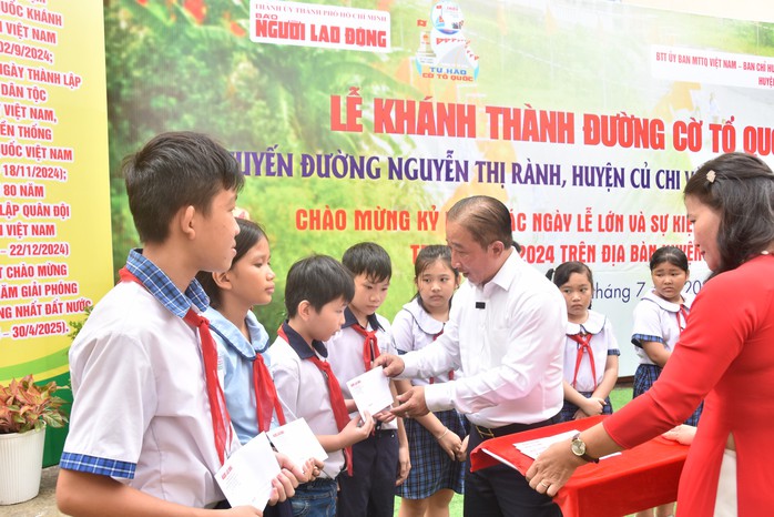 Khánh thành đường cờ Tổ quốc dài nhất TP HCM- Ảnh 4. Khánh thành đường cờ Tổ quốc dài nhất TP HCM- Ảnh 4.