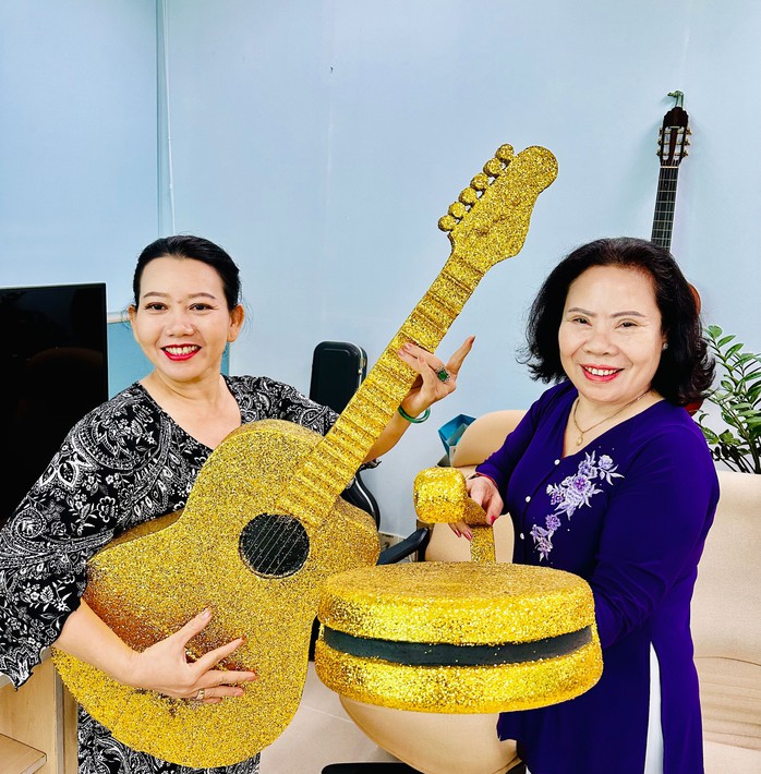 Nghệ nhân Ưu tú Phương Hậu (trái) và nghệ nhân Nguyễn Thị Hương với hình tượng đàn guitar phím lõm và song lang của chương trình “Chuông vàng vọng cổ” HTV Nghệ nhân Ưu tú Phương Hậu (trái) và nghệ nhân Nguyễn Thị Hương với hình tượng đàn guitar phím lõm và song lang của chương trình “Chuông vàng vọng cổ” HTV