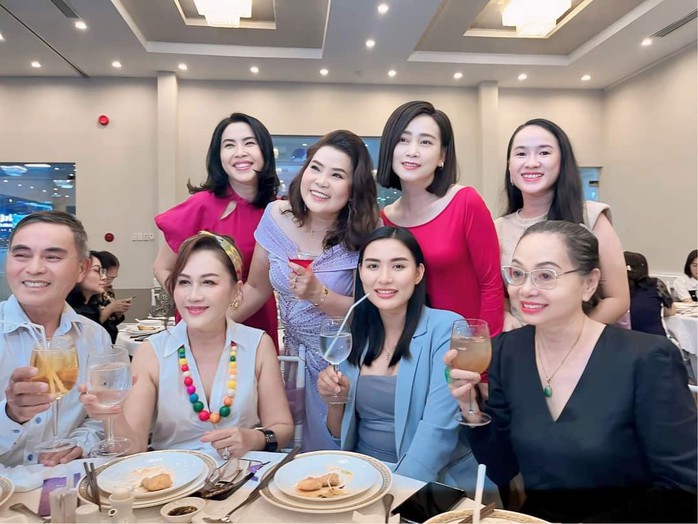 Biên kịch Đỗ Thị Thanh Hương (hàng đứng, thứ 2 từ trái sang) chung vui tại sự kiện. (Ảnh do nhân vật cung cấp) Biên kịch Đỗ Thị Thanh Hương (hàng đứng, thứ 2 từ trái sang) chung vui tại sự kiện. (Ảnh do nhân vật cung cấp)