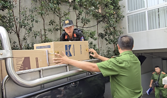 CLIP: Bộ Công an thu nhiều thùng tài liệu tại nhà CEO Quốc Cường Gia Lai- Ảnh 4. CLIP: Bộ Công an thu nhiều thùng tài liệu tại nhà CEO Quốc Cường Gia Lai- Ảnh 4.