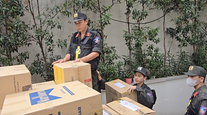 CLIP: Bộ Công an thu nhiều thùng tài liệu tại nhà CEO Quốc Cường Gia Lai- Ảnh 5. CLIP: Bộ Công an thu nhiều thùng tài liệu tại nhà CEO Quốc Cường Gia Lai- Ảnh 5.