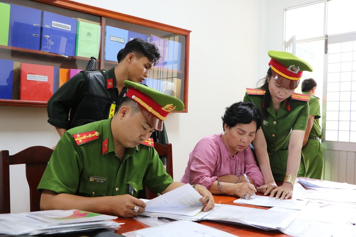 Bắt giam người đàn bà lừa bán đất “ma” ở Phú Quốc- Ảnh 3. Bắt giam người đàn bà lừa bán đất “ma” ở Phú Quốc- Ảnh 3.