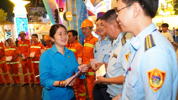 Bà Trương Thị Minh Dung, Chủ tịch LĐLĐ quận 1, TP HCM - lì xì động viên người lao động làm việc xuyên Tết Bà Trương Thị Minh Dung, Chủ tịch LĐLĐ quận 1, TP HCM - lì xì động viên người lao động làm việc xuyên Tết
