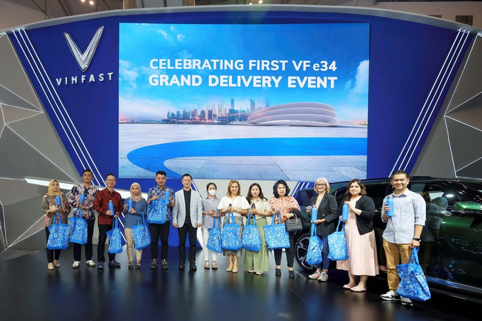 VinFast bàn giao lô xe điện VF e34 đầu tiên tại Indonesia- Ảnh 1. VinFast bàn giao lô xe điện VF e34 đầu tiên tại Indonesia- Ảnh 1.