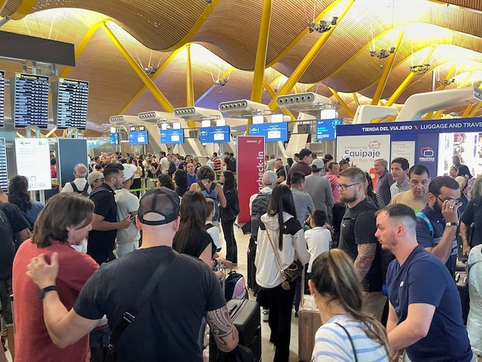 Hành khách nhốn nháo tại sân bay Barajas ở Tây Ban Nha hôm 19-7. Ảnh: Reuters Hành khách nhốn nháo tại sân bay Barajas ở Tây Ban Nha hôm 19-7. Ảnh: Reuters