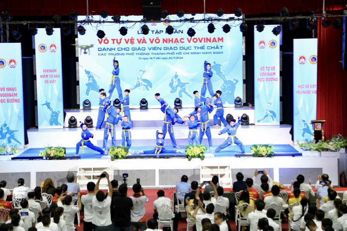 TP HCM tổ chức lớp võ tự vệ và võ nhạc Vovinam cho 600 giáo viên- Ảnh 3. TP HCM tổ chức lớp võ tự vệ và võ nhạc Vovinam cho 600 giáo viên- Ảnh 3.