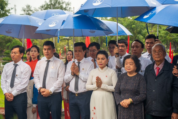 Đền ơn đáp nghĩa và trao học bổng ở Côn Đảo- Ảnh 1. Đền ơn đáp nghĩa và trao học bổng ở Côn Đảo- Ảnh 1.