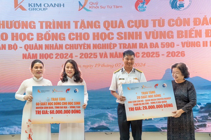 Đền ơn đáp nghĩa và trao học bổng ở Côn Đảo- Ảnh 2. Đền ơn đáp nghĩa và trao học bổng ở Côn Đảo- Ảnh 2.