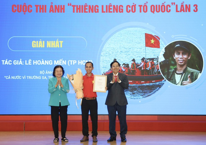 Trao giải 2 cuộc thi "Chủ quyền Quốc gia bất khả xâm phạm" và "Thiêng liêng cờ Tổ quốc"- Ảnh 8. Trao giải 2 cuộc thi "Chủ quyền Quốc gia bất khả xâm phạm" và "Thiêng liêng cờ Tổ quốc"- Ảnh 8.