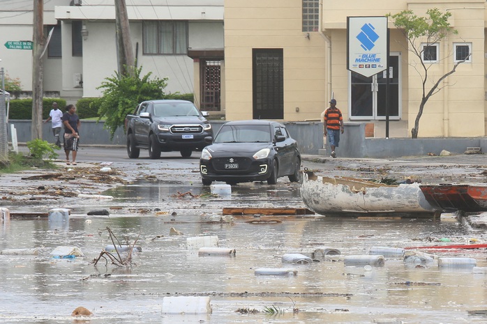 Thủ đô Bridgetown của Barbados ngổn ngang sau khi siêu bão Beryl quét qua Ảnh: REUTERS Thủ đô Bridgetown của Barbados ngổn ngang sau khi siêu bão Beryl quét qua Ảnh: REUTERS