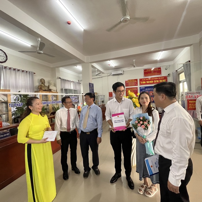Một gia đình trẻ nhận giấy kết hôn tại phường Tân Phong, TP Biên Hòa, tỉnh Đồng Nai Ảnh: NGUYỄN TUẤN Một gia đình trẻ nhận giấy kết hôn tại phường Tân Phong, TP Biên Hòa, tỉnh Đồng Nai Ảnh: NGUYỄN TUẤN
