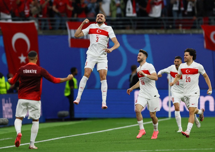 Euro 2024: Thắng Áo, tuyển Thổ Nhĩ Kỳ chạm trán Hà Lan ở tứ kết- Ảnh 7. Euro 2024: Thắng Áo, tuyển Thổ Nhĩ Kỳ chạm trán Hà Lan ở tứ kết- Ảnh 7.